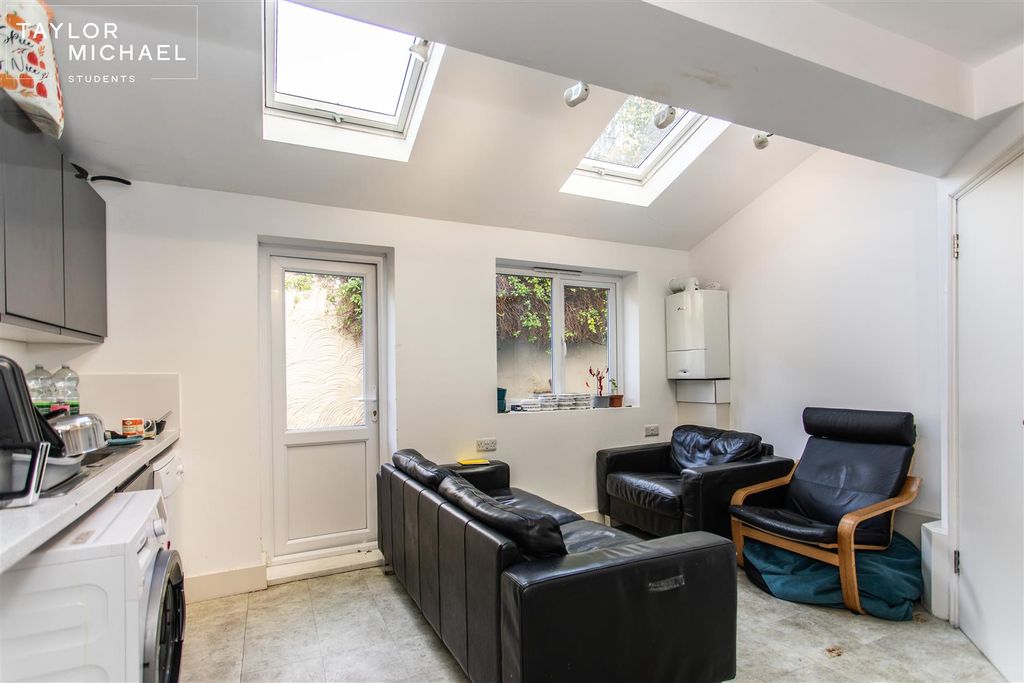 Property photo 3 of 16 Kitchen / Living Area