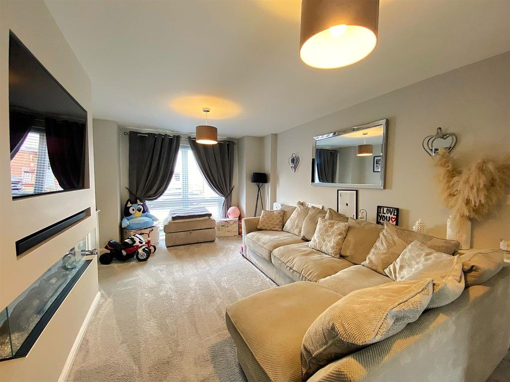 Property photo 3 of 20 8 Daisy Way - Lounge1.Jpg