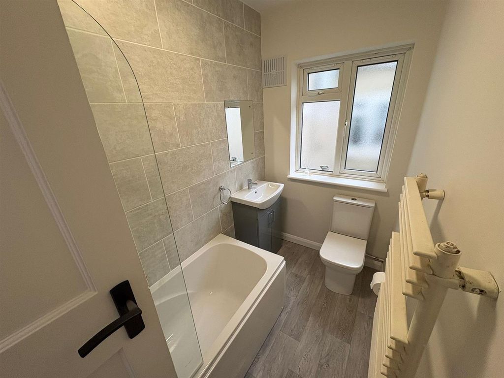 Property photo 2 of 9 Bathroom.Jpg