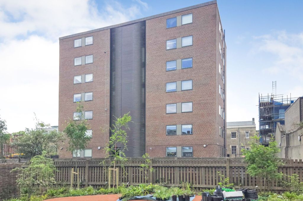 Property photo 3 of 14 Flat 12, Charles Allen House, 22 Amwell Street, Clerkenwell, London Ec1R 1Xu