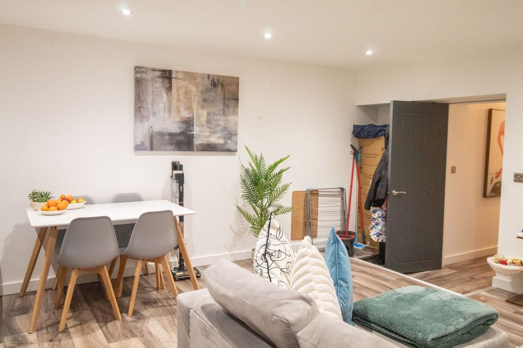 Property photo 2 of 25 Kitchen/Lounge