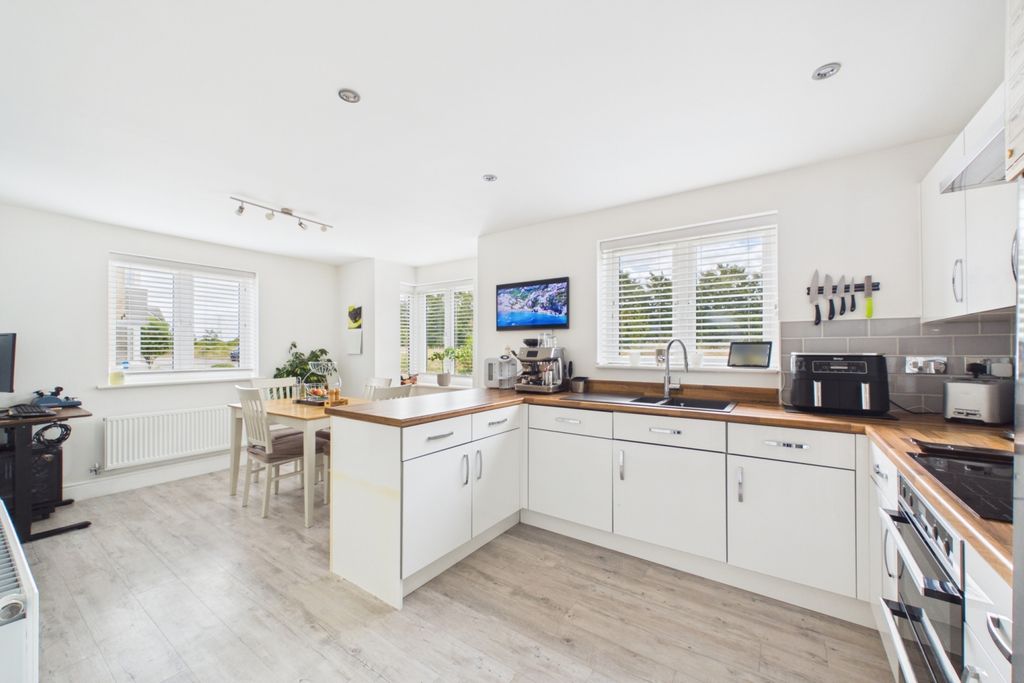 Property photo 3 of 17 Kitchen Diner..