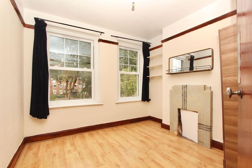 Property photo 2 of 18 Nevill Road, N16