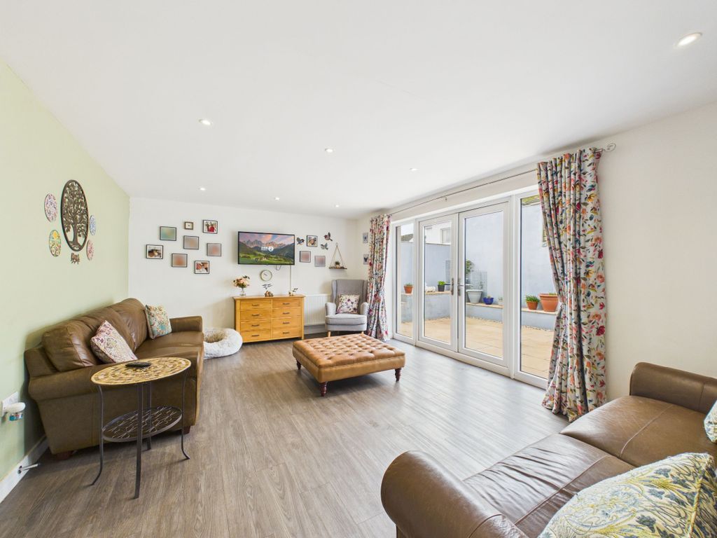 Property photo 3 of 34