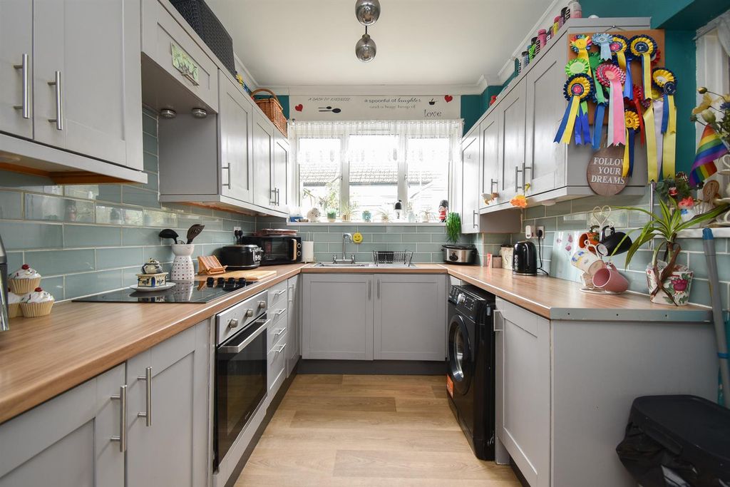 Property photo 1 of 18 Kitchen