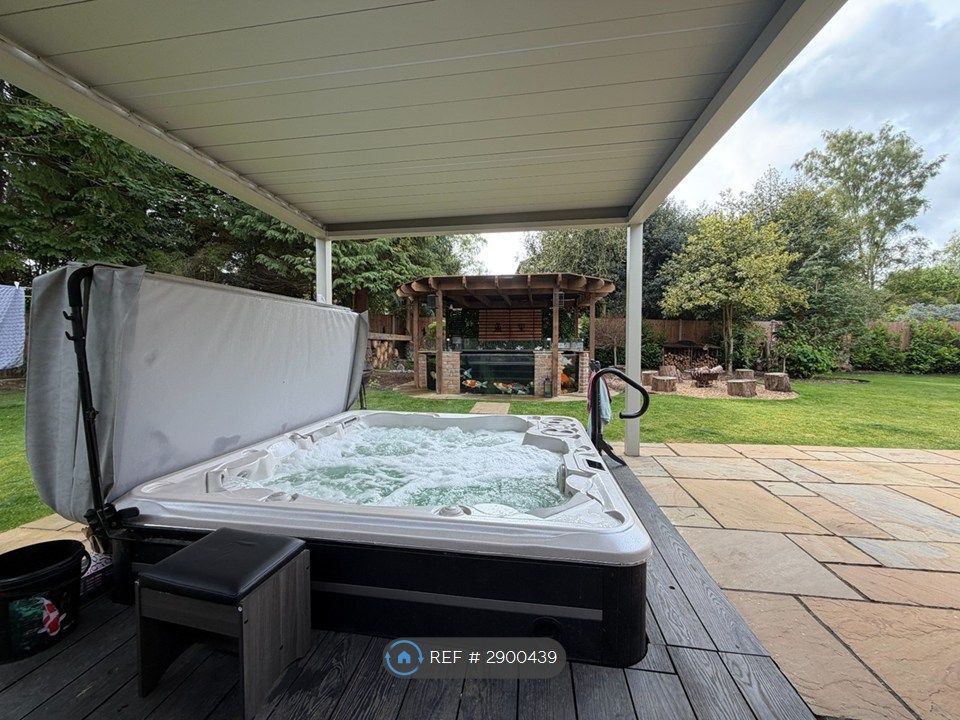 Property photo 2 of 15 Jacuzzi