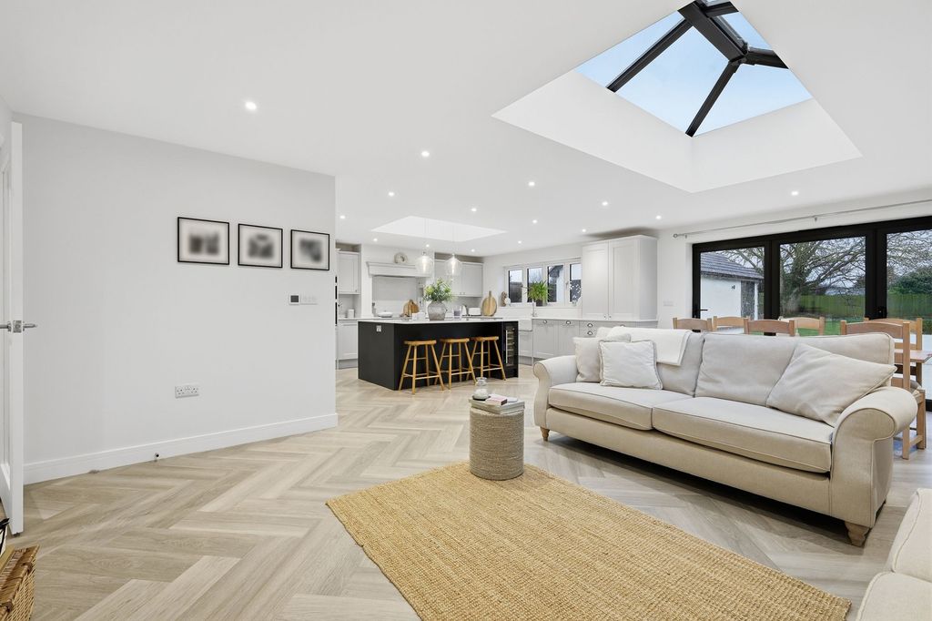 Property photo 3 of 28