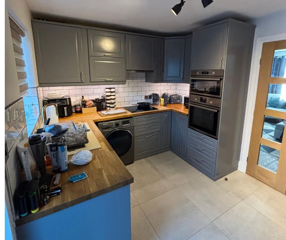 Property photo 3 of 11 Kitchen