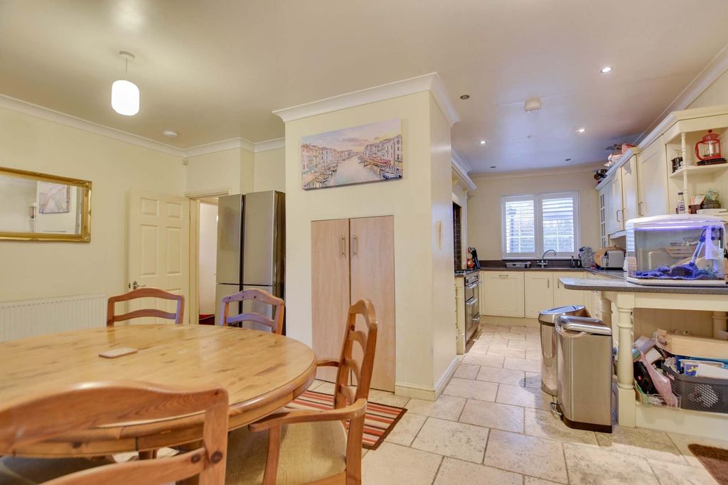 Property photo 3 of 32