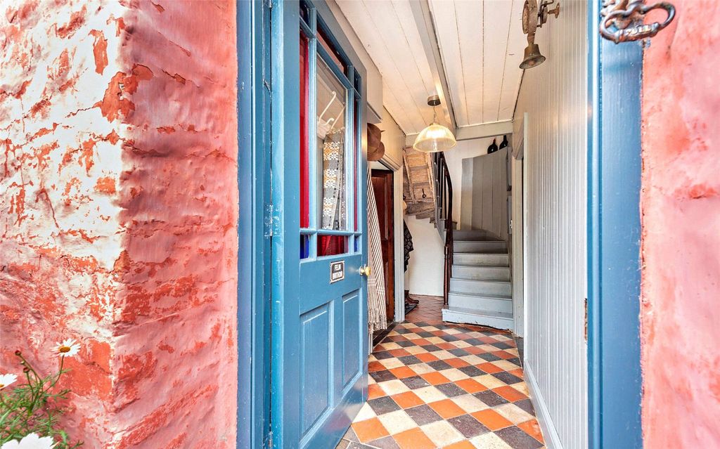 Property photo 3 of 32 Entrance Hall