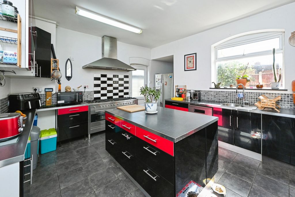 Property photo 1 of 17 Kitchen