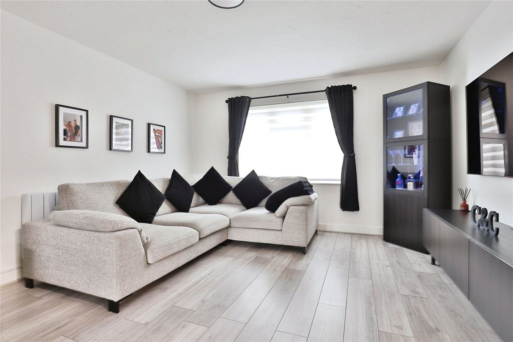 Property photo 2 of 18 Picture No. 14