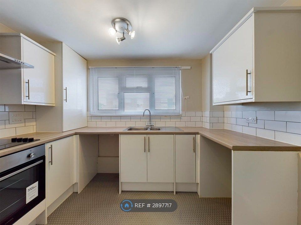 Property photo 3 of 6 Kitchen