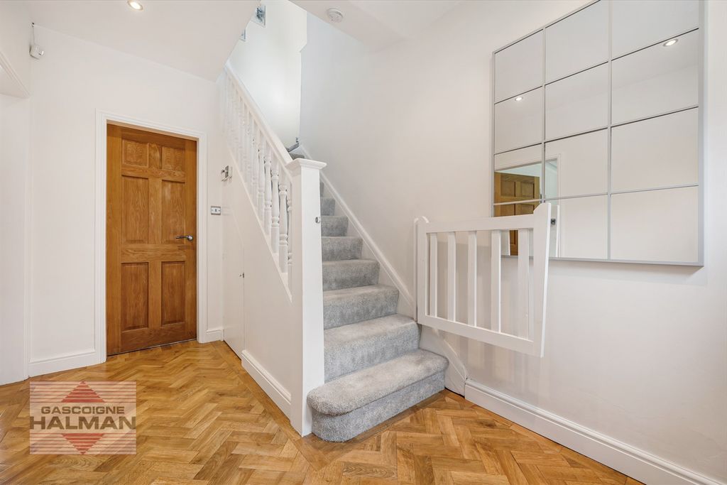Property photo 2 of 17 Entrance Hallway
