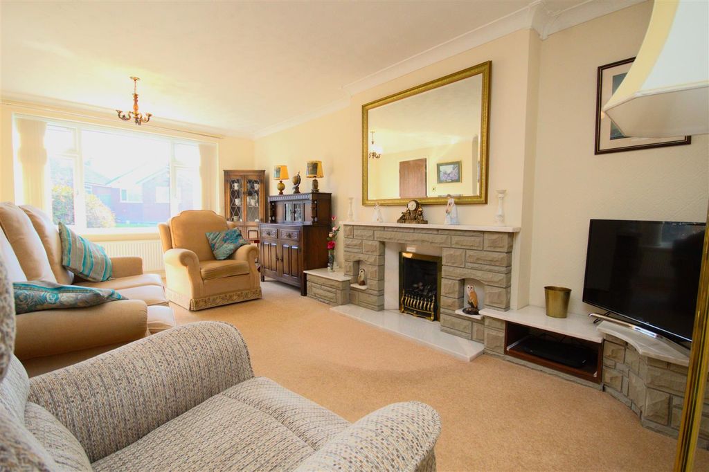 Property photo 2 of 14 Lounge