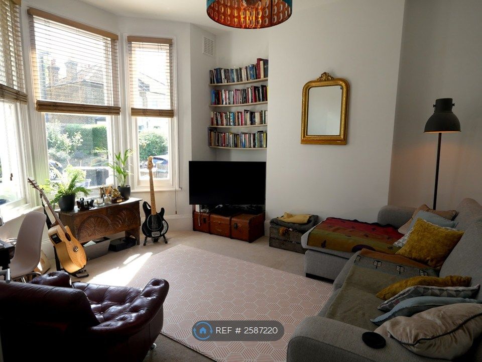 Property photo 1 of 7 Living Room