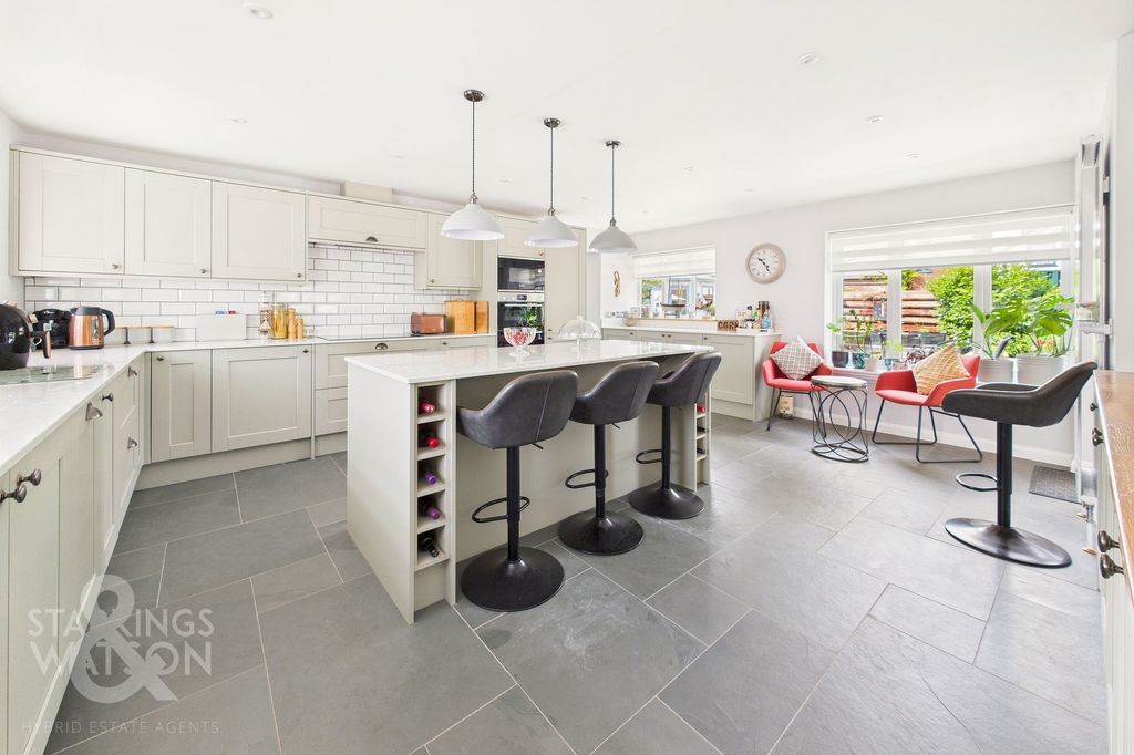 Property photo 3 of 32