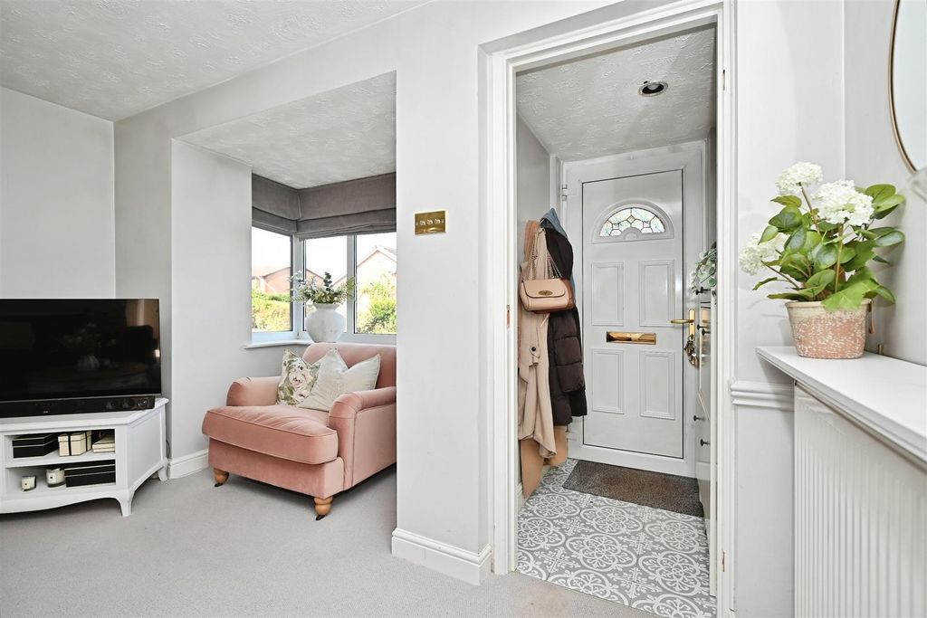 Property photo 3 of 22 Entrance Hall