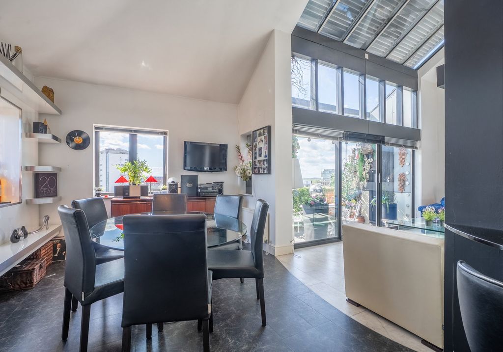 Additional image 13 of 3 bed penthouse for salePenthouse, Kings Court NG1
