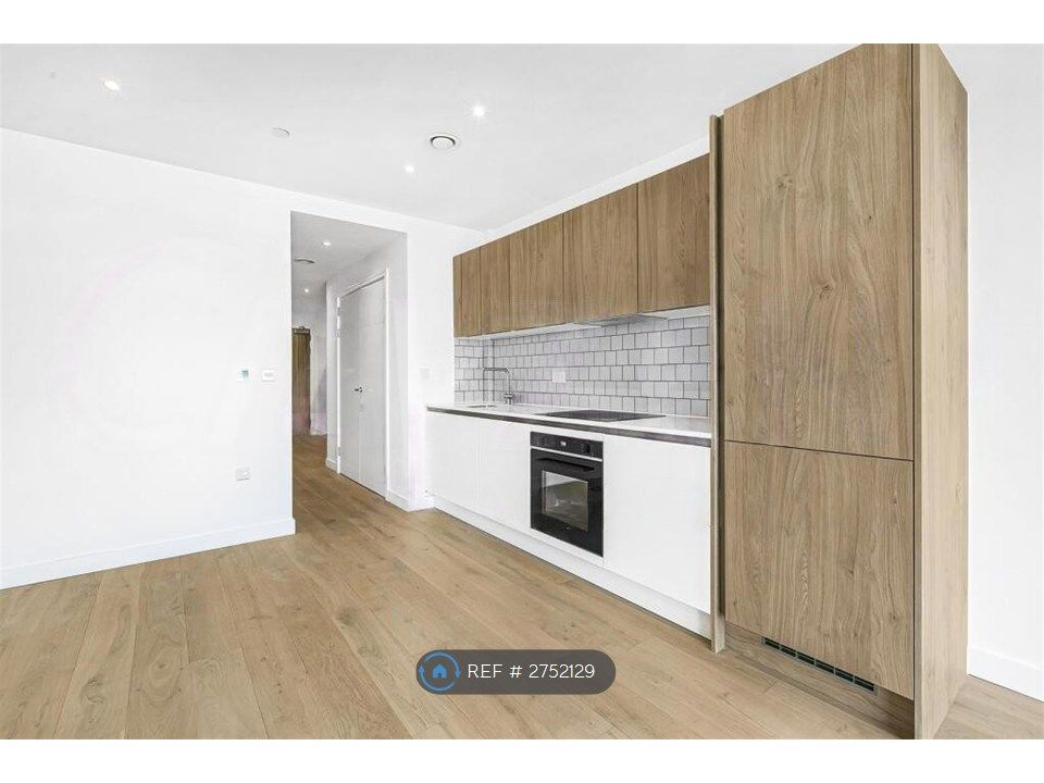 Property photo 3 of 11 Kitchen