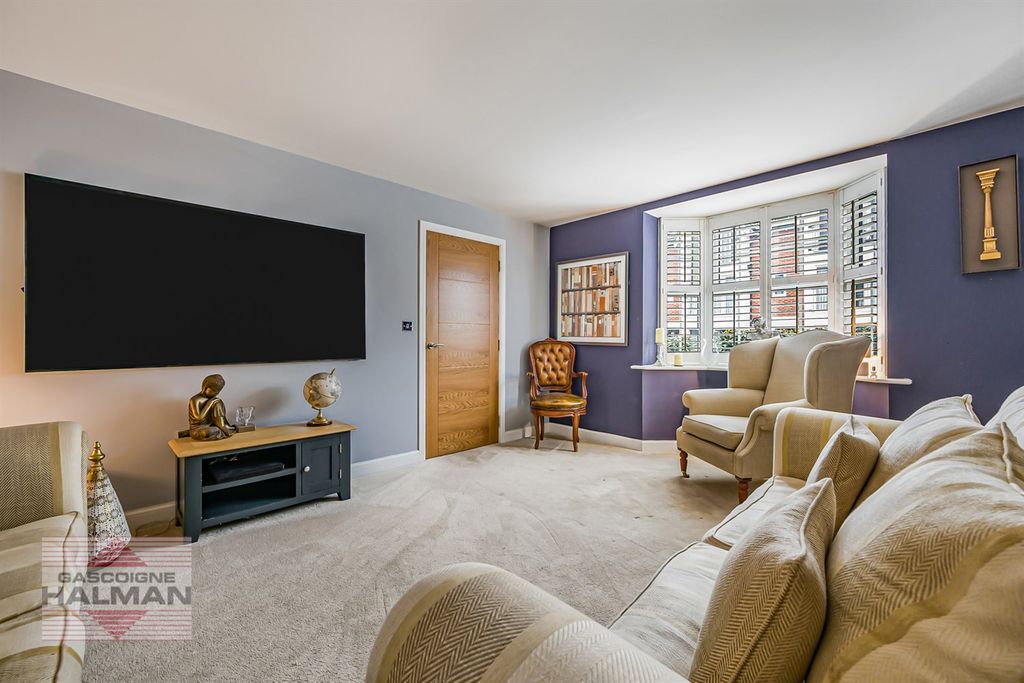 Property photo 3 of 21 Living Room