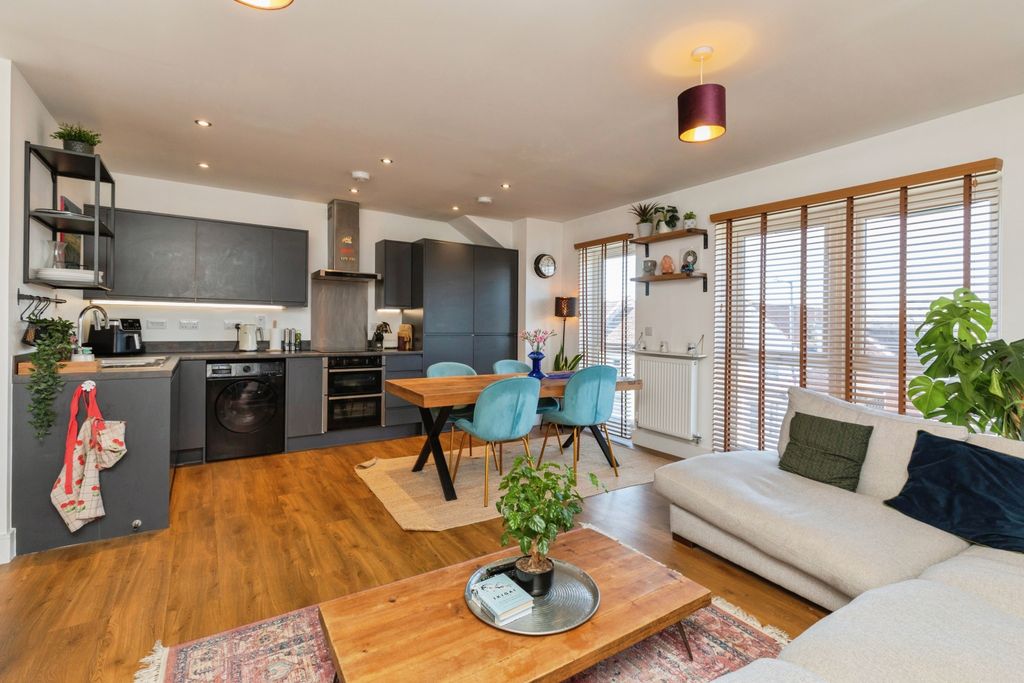 Property photo 2 of 20