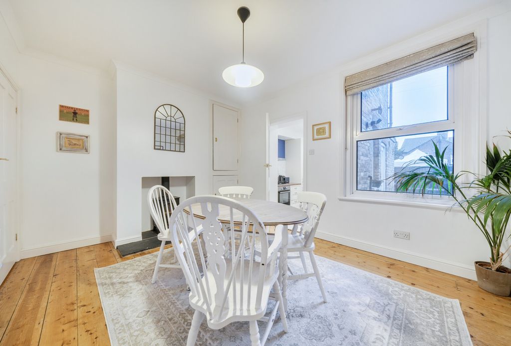 Property photo 3 of 12 1402726-18-697254...