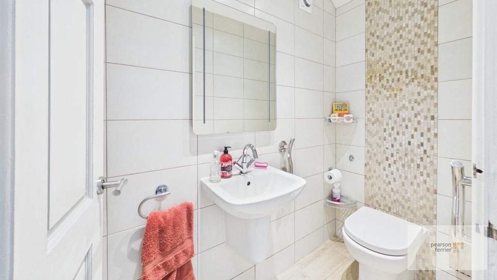 Property photo 3 of 18 WC/Cloaks