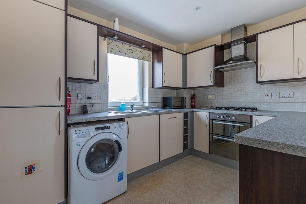 Property photo 3 of 17 Kitchen