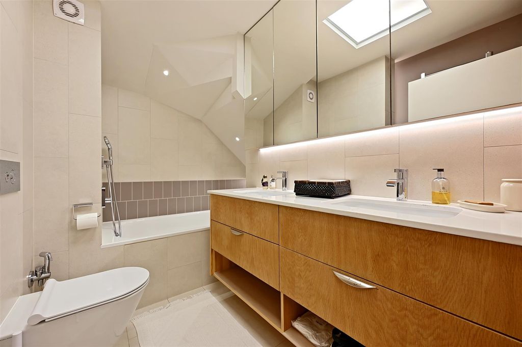 Property photo 3 of 9 Hammersmith Grove