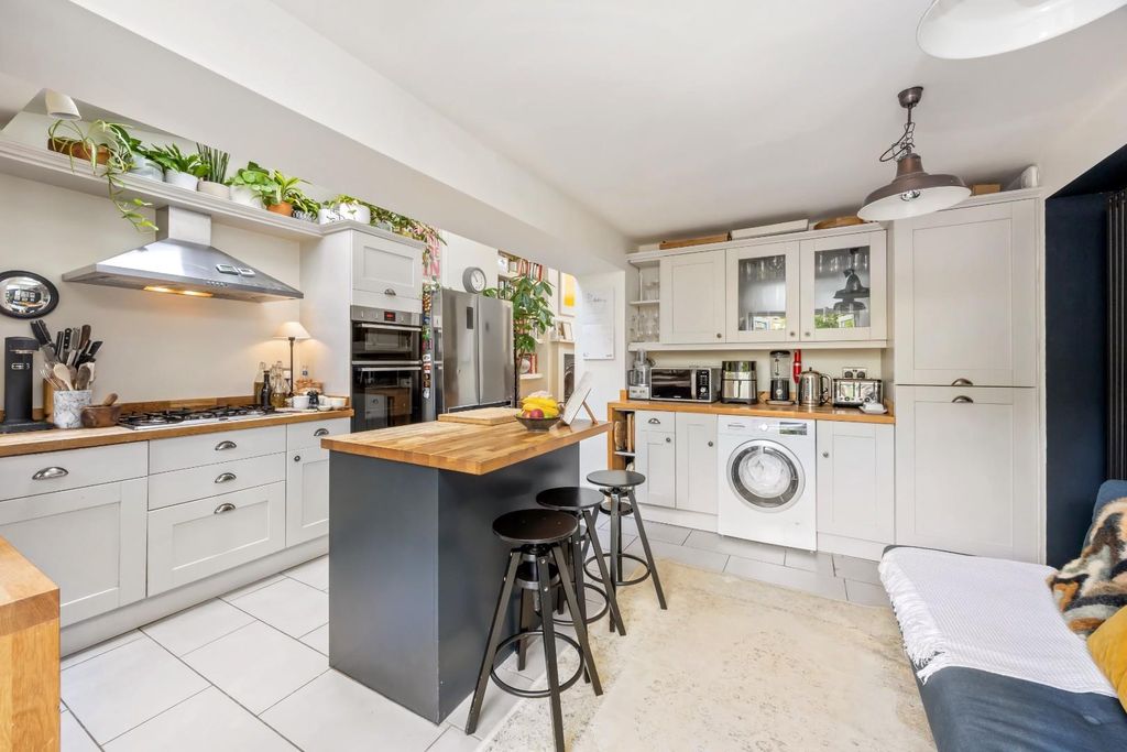 Property photo 3 of 27 Connaught Terrace, 38-019.Jpg