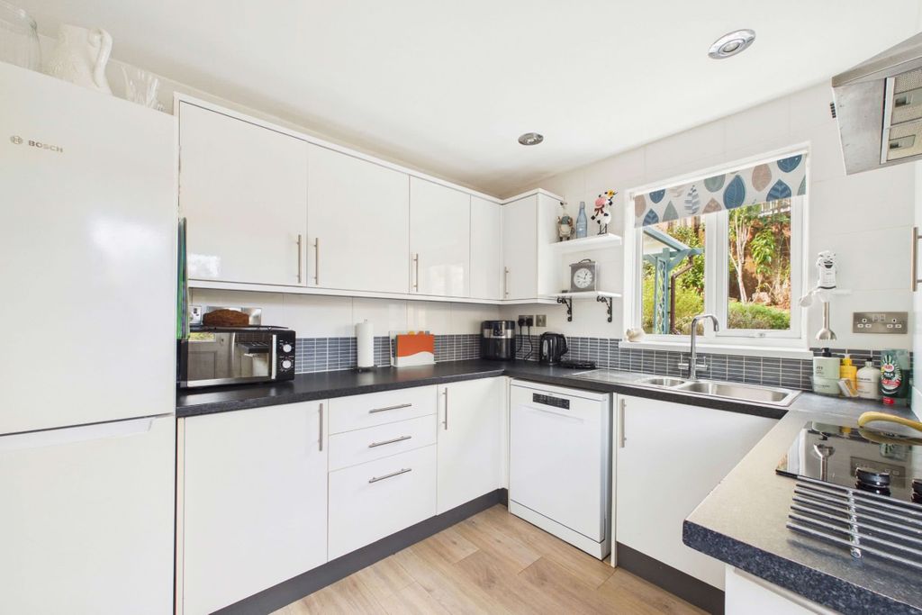 Property photo 2 of 19 Bright Contemporary Fitted Kitchen