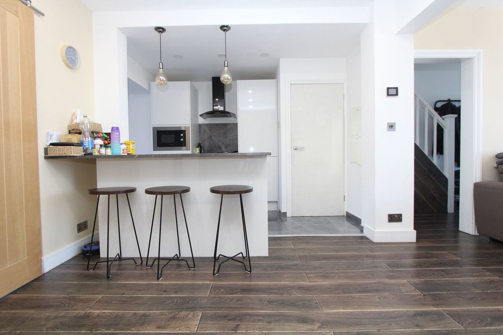 Property photo 2 of 25