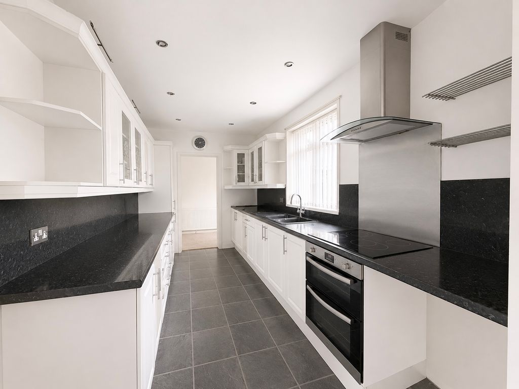 Property photo 3 of 16 A9851F6F-4E9C-464B-8C4E-De681Bccb455