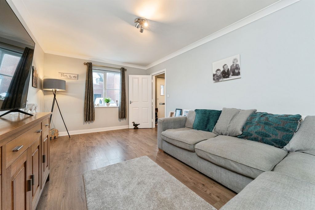 Property photo 3 of 18