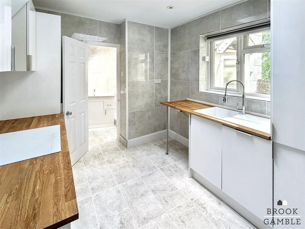 Property photo 3 of 15 01323 438506
