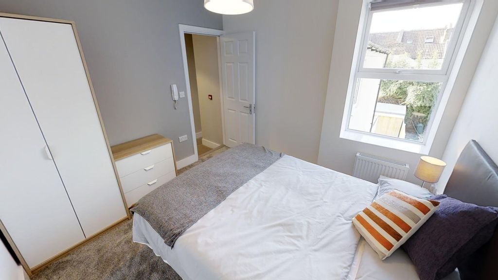 Property photo 3 of 8 Bright And Cozy Double Bedroom Featuring A Comfort...