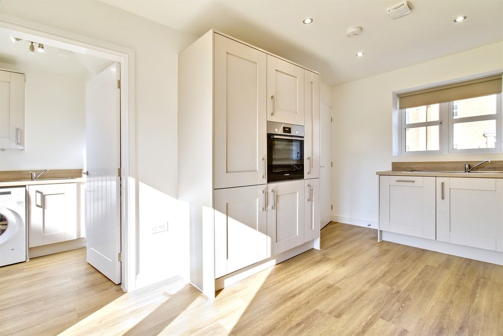 Property photo 3 of 18 Kitchen