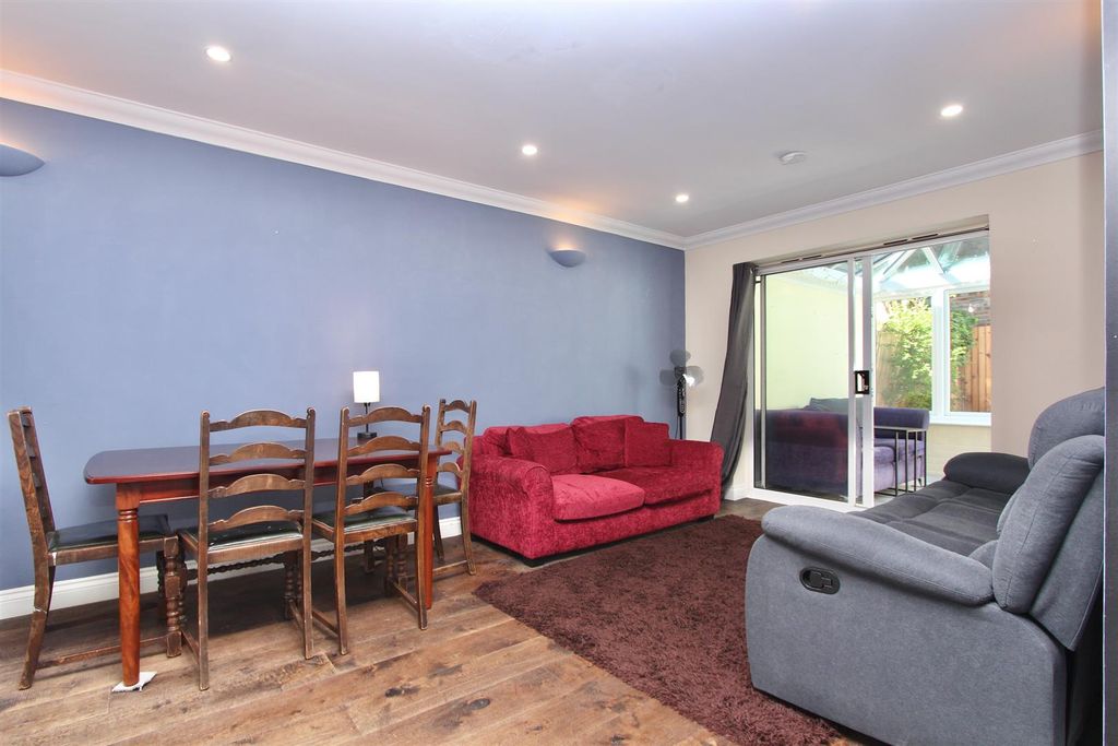 Property photo 3 of 25 Pegasus Close, N16