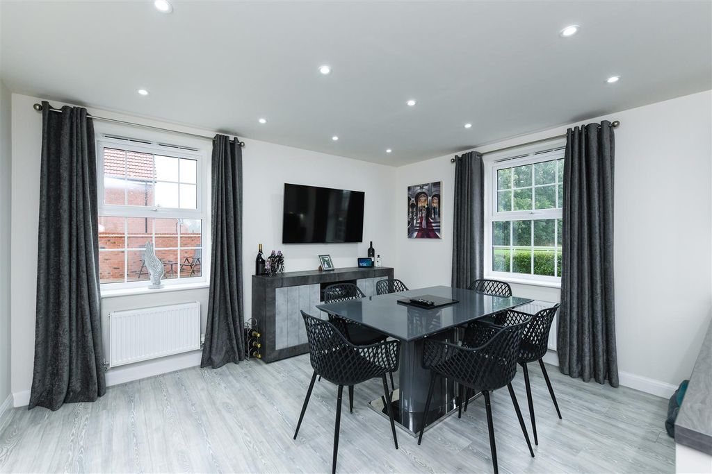 Property photo 3 of 38 2Pensongardens-46.Jpg