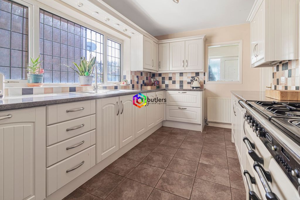 Property photo 3 of 26 Kitchen