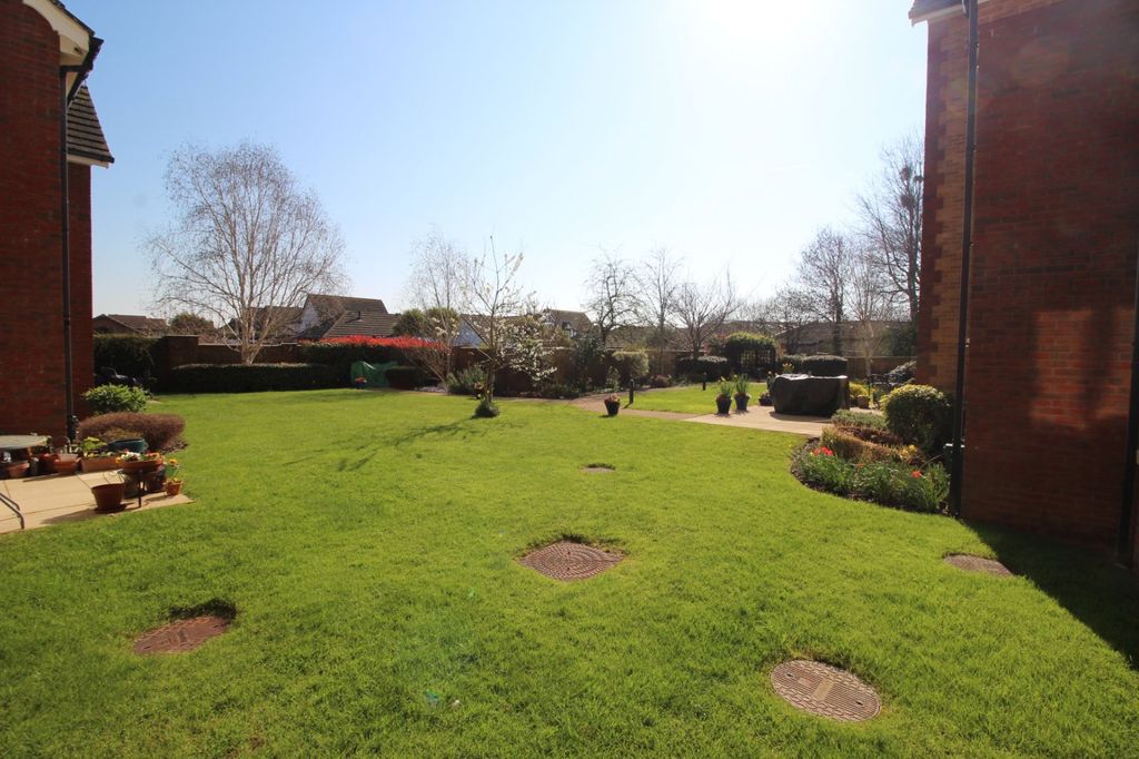 Property photo 2 of 11 Communal Gardens