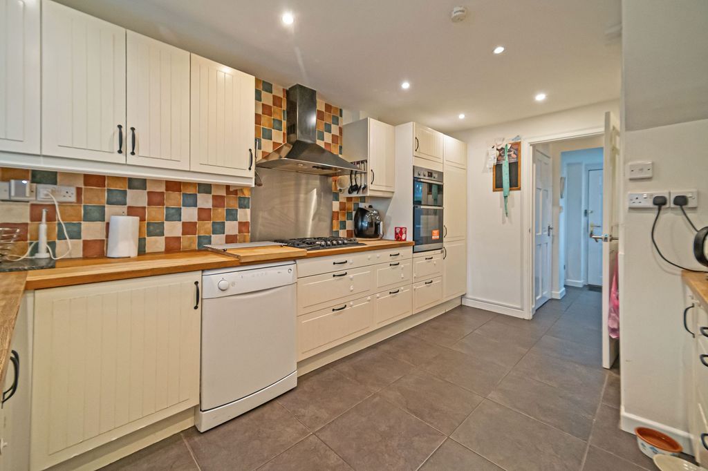 Property photo 2 of 29