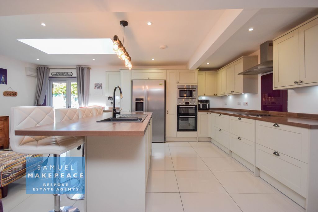Property photo 3 of 52 Gallery