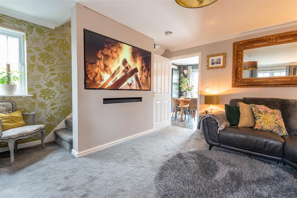 Property photo 2 of 22 Lounge