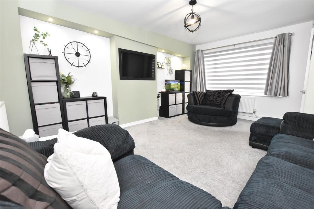 Property photo 2 of 16 Lounge