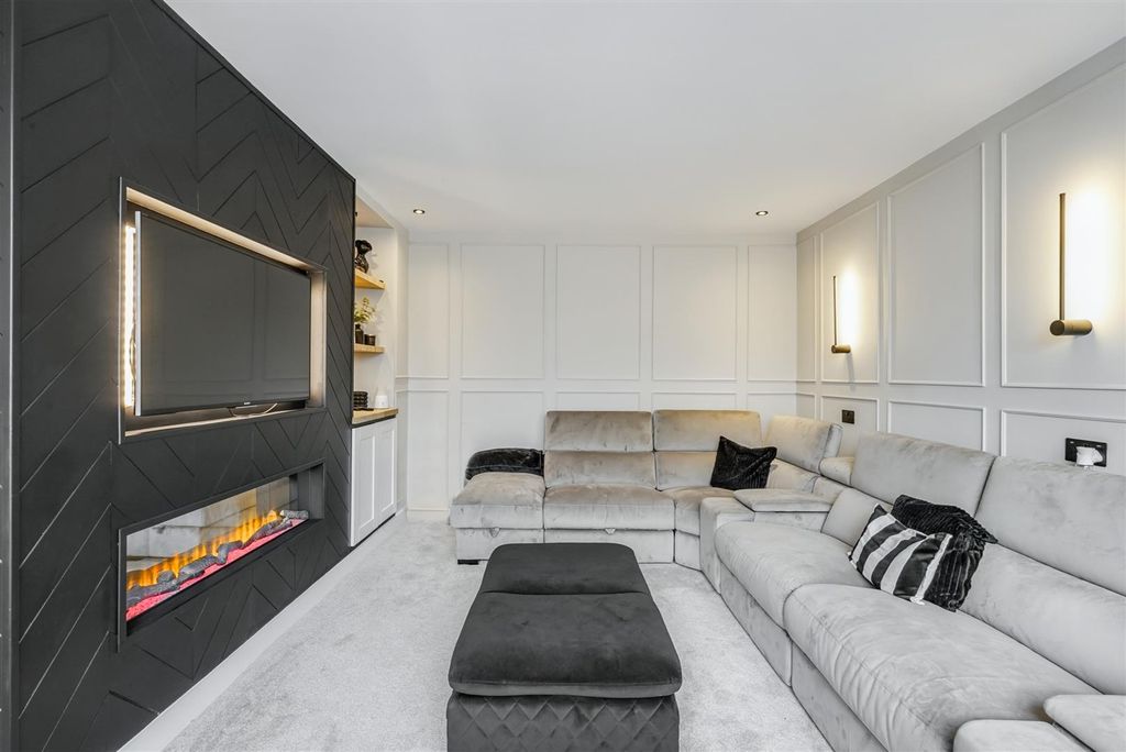 Property photo 2 of 36 Lounge/Sitting Room