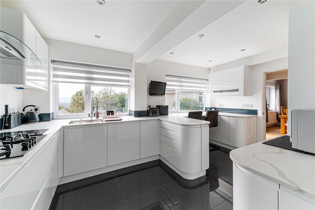 Property photo 3 of 25 Kitchen