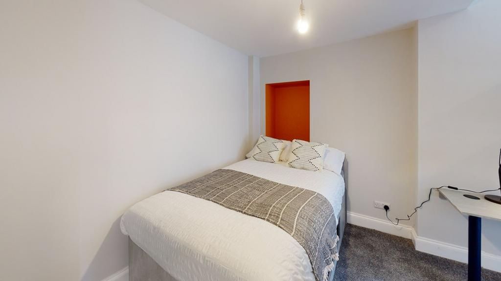 Property photo 1 of 18 A Cozy And Inviting Double Bedroom With Tasteful d...