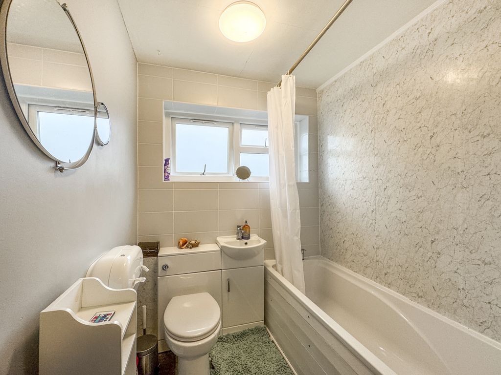 Property photo 3 of 13 Bath/WC